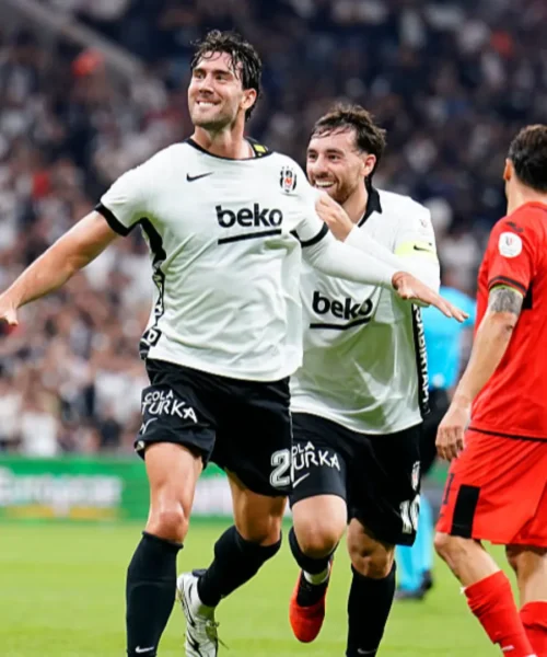 Dusan Vlahovic si sblocca in Turchia, tripletta da imperatore col Besiktas