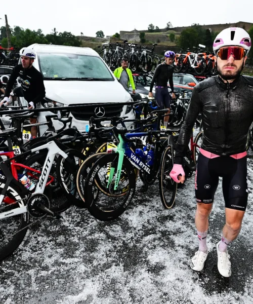 Violenta grandinata alla Vuelta, ciclisti fermati e tappa annullata: Pogacar sempre in rosso