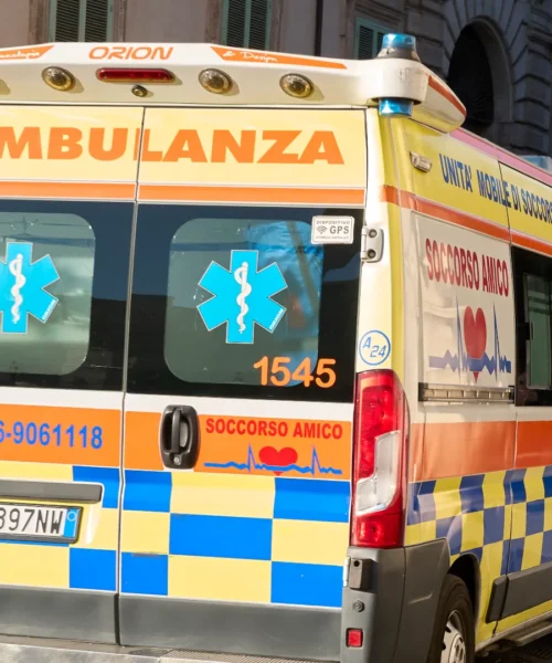 Tragedia al Rally 1000 Miglia: spettatore travolto davanti a moglie e figlia