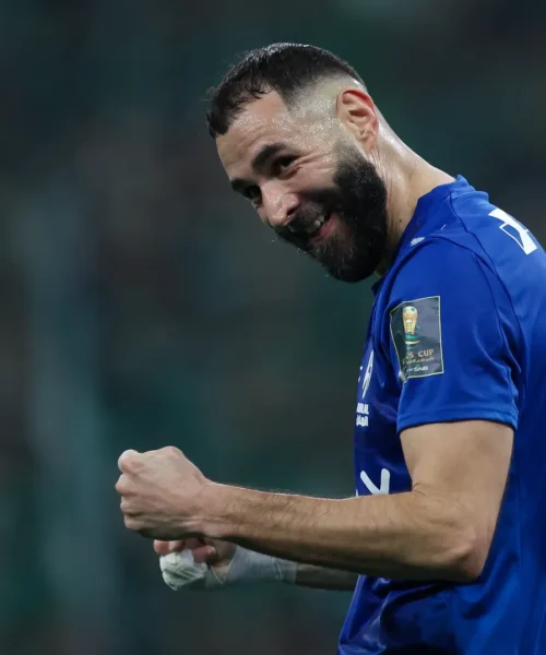 Mercato Inter, Karim Benzema posa con la maglia nerazzurra: cosa significa