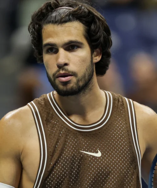 Il mondo del tennis è in subbuglio dopo l’allarme di Carlos Alcaraz: il dibattito coinvolge anche Jannik Sinner