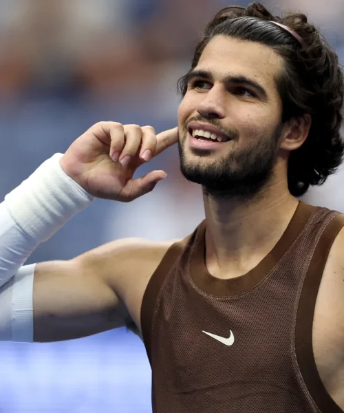 Us Open, Carlos Alcaraz torna e vince: “Giornata complicata ma polso ok”