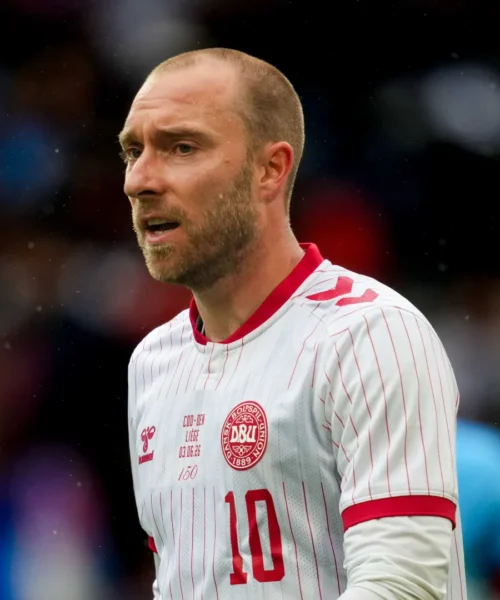 Christian Eriksen lascia il Wolfsburg dopo l’ultimo malore: “Devo stare con la mia famiglia”