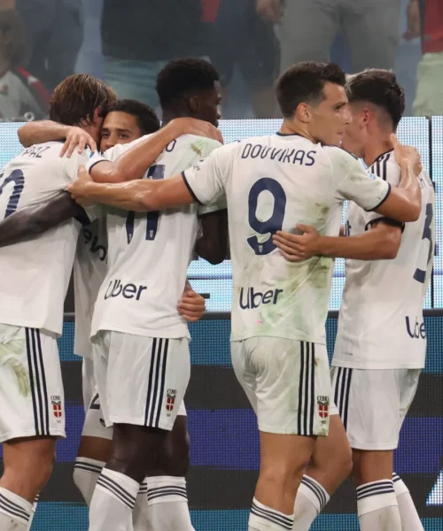 Il Como va sotto, poi sbaraglia il Genoa: Fabregas primo per una notte