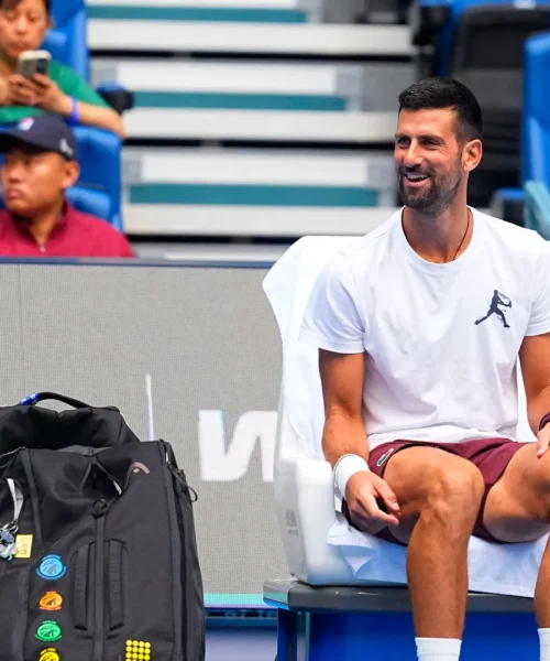 Tira un oggetto contro Novak Djokovic: cacciato dall’impianto