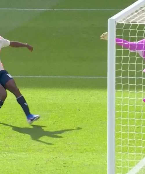 Donnarumma, ma cosa fai? Che spavento per il Manchester City. Poi Gigio si riscatta