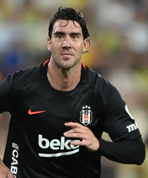 Dusan Vlahovic inarrestabile con “l’altra” maglia bianconera: quarto gol in 3 partite