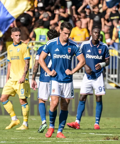 Serie A: il Como crolla a Frosinone, il Parma stende il Genoa e inguaia De Rossi