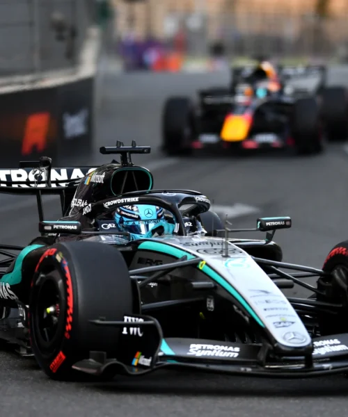 George Russell rischia grosso ma vince a Baku, Charles Leclerc ai piedi del podio. Gran rimonta per Kimi Antonelli