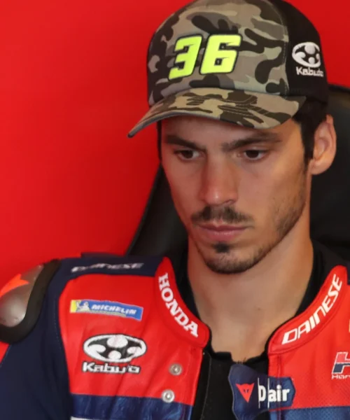 MotoGp, lo stop di Joan Mir si allunga: le parole del medico preoccupano gli appassionati