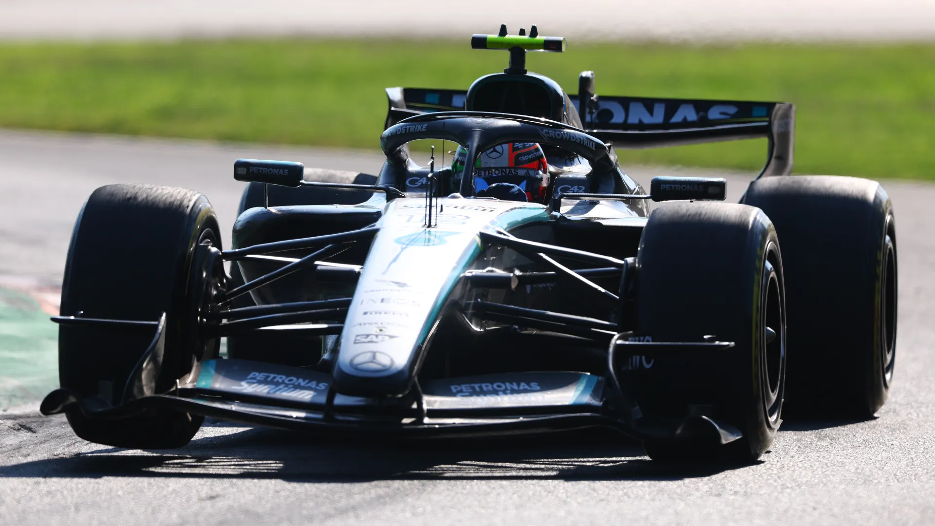Kimi Antonelli memorabile! Da diciannovesimo a primo in 18 giri! Rimonta indelebile a Monza