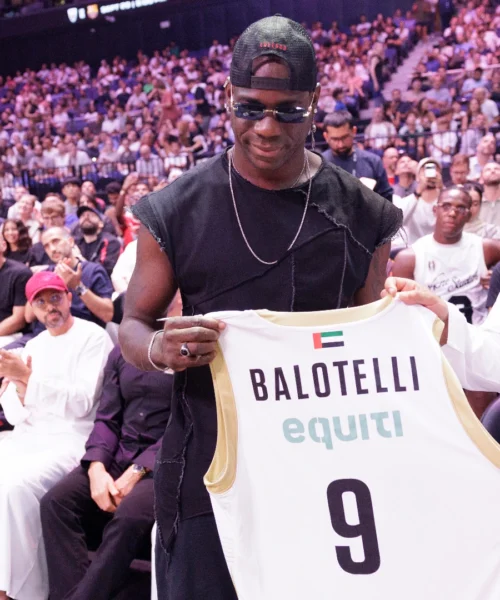 Mario Balotelli si dà al basket