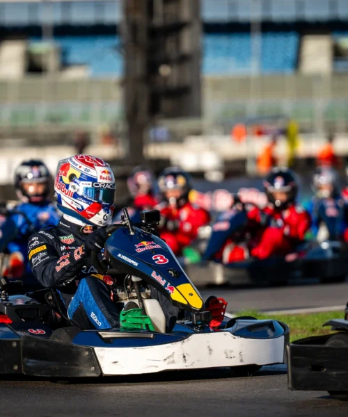 Max Verstappen, che impresa! Le foto più belle della sfida 100 contro uno in go-kart