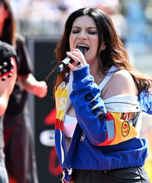 Laura Pausini, ritocchi alla foto con Jannik Sinner. Selvaggia Lucarelli: “Fa ridere”