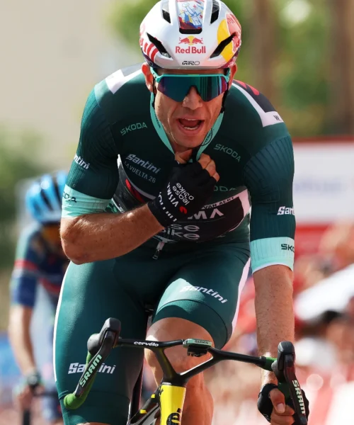 Vuelta, Van Aert brucia Paret-Peintre a Loja, Vincenzo Albanese in Top 5. Enric Mas sempre in rosso