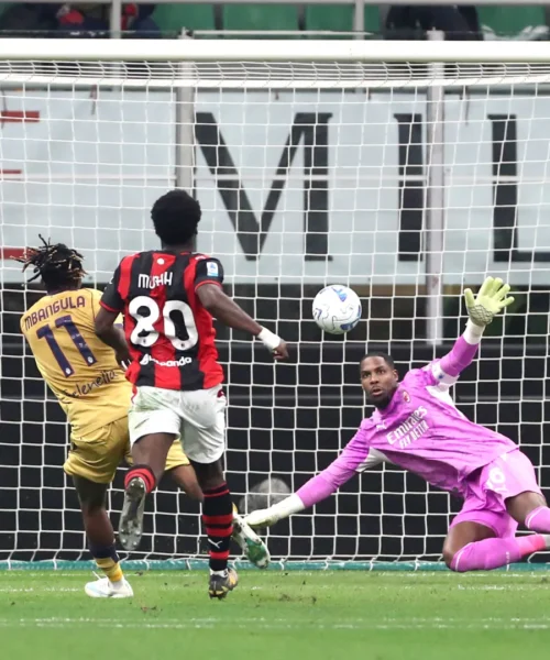 Flop Milan, poker Bologna a San Siro. L’Inter passa a Venezia con due autogol: la classifica di Serie A