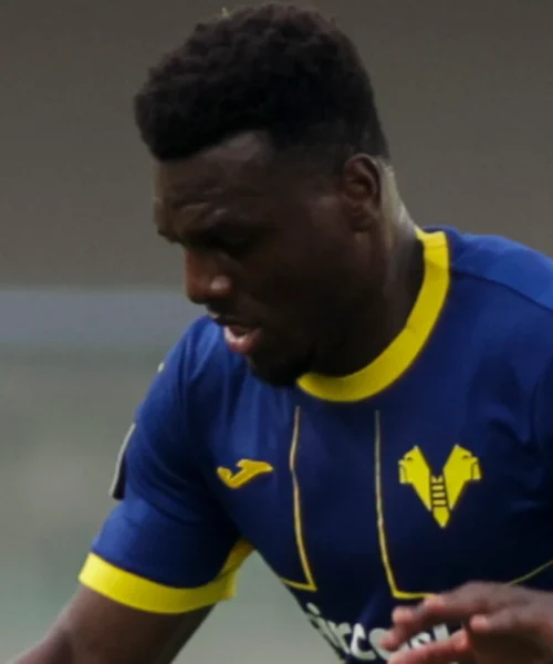 Due di Mosquera non bastano all’Hellas Verona, il Catanzaro la riprende dal dischetto: pari al ‘Bentegodi’