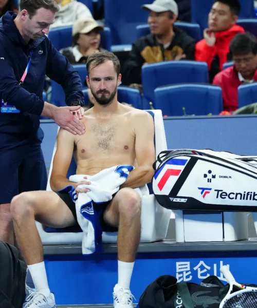 Daniil Medvedev, che combini? Spettatore colpito, arriva la clamorosa squalifica