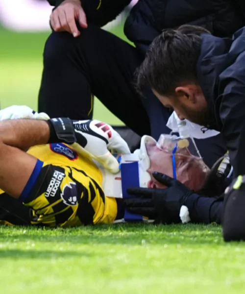 Dibu Martinez, spaventoso scontro in campo: il portiere esce in barella