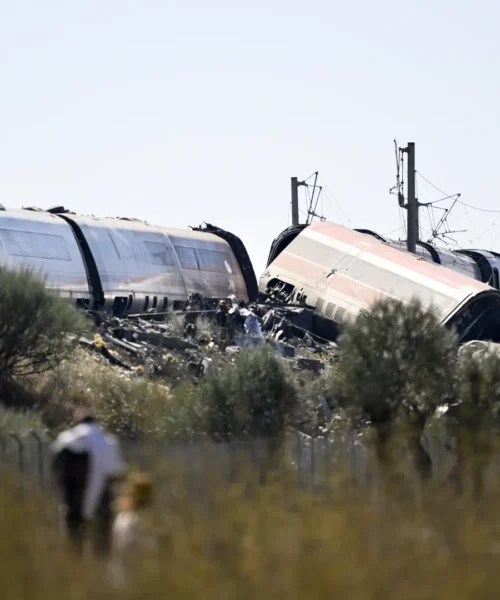 La Guardia Civil spagnola diffonde le immagini aeree del disastro ferroviario con 68 morti: guarda il video