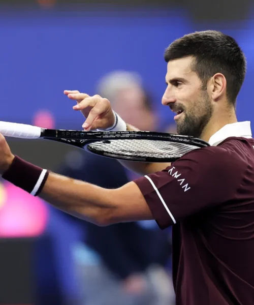 Novak Djokovic prima si arrabbia con Zverev, poi fa un regalo a Jannik Sinner