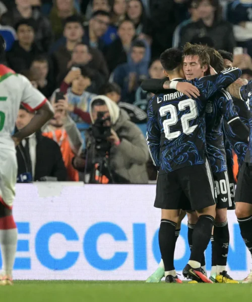 Il Burkina Faso manda i ragazzi, l’Argentina fa sette gol in una gara imbarazzante: segnano anche Lautaro, Paz e Mastantuono