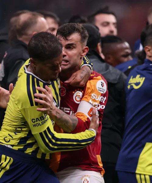 Botte da orbi in Galatasaray-Fenerbahce, tutti contro tutti in campo: interviene la polizia