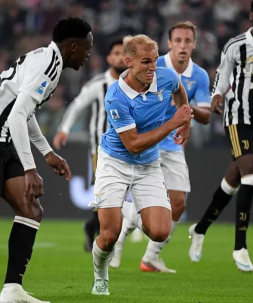 Juventus travolta tra i fischi: la Lazio raggiunge l’Inter in testa