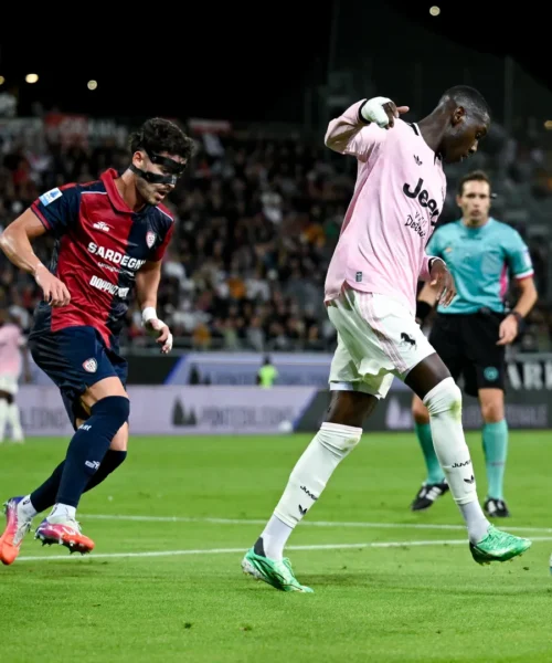La Juventus stecca a Cagliari, Kolo Muani si divora il gol vittoria