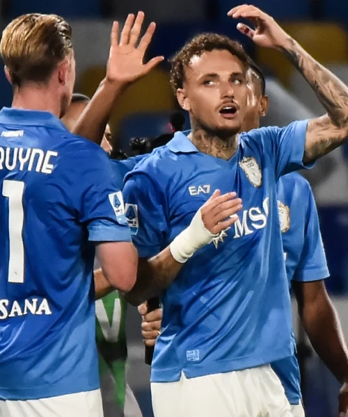 Hojlund sbaglia, De Bruyne rimedia e la chiude, a segno anche Lang: tris Napoli al Frosinone