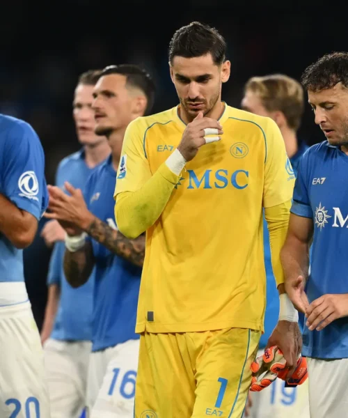 Napoli, tifosi inferociti con un calciatore: “Regalatelo!”
