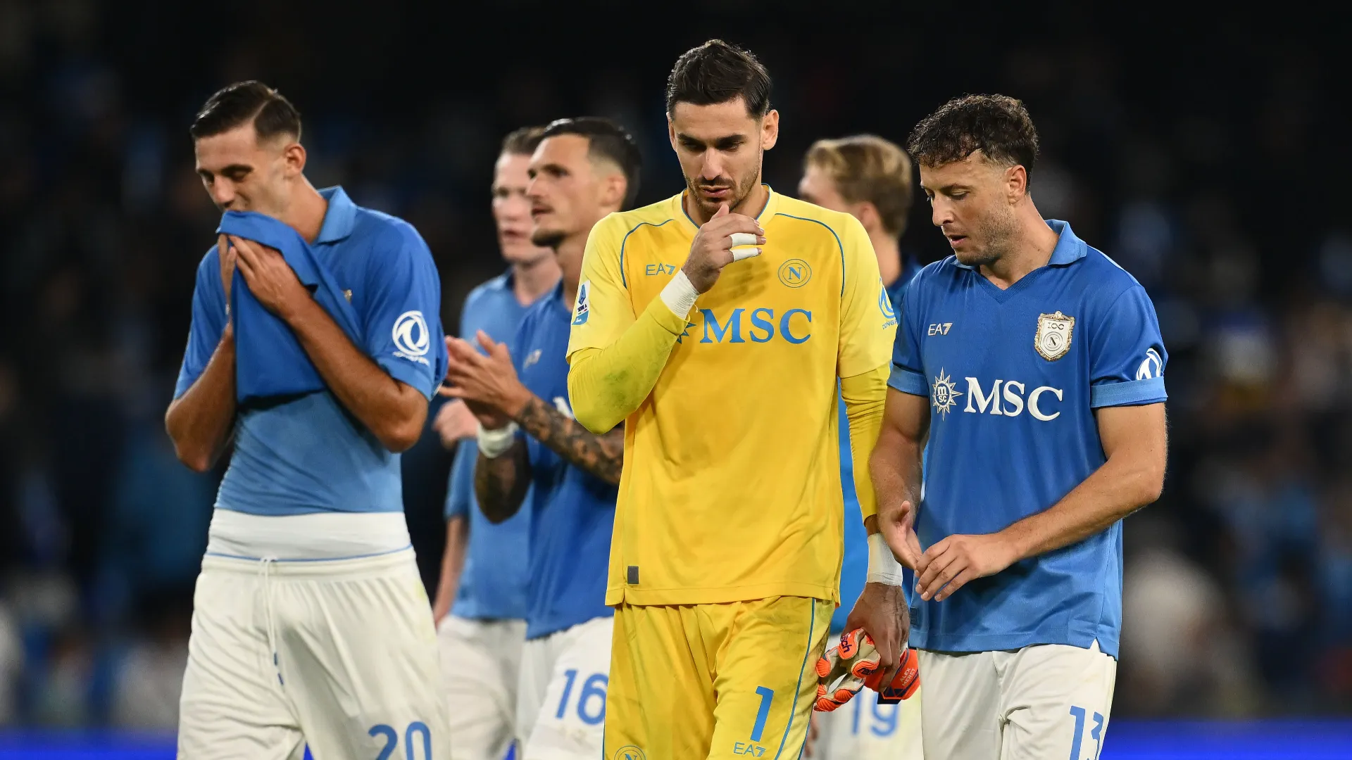 Napoli, tifosi inferociti con un calciatore: “Regalatelo!”