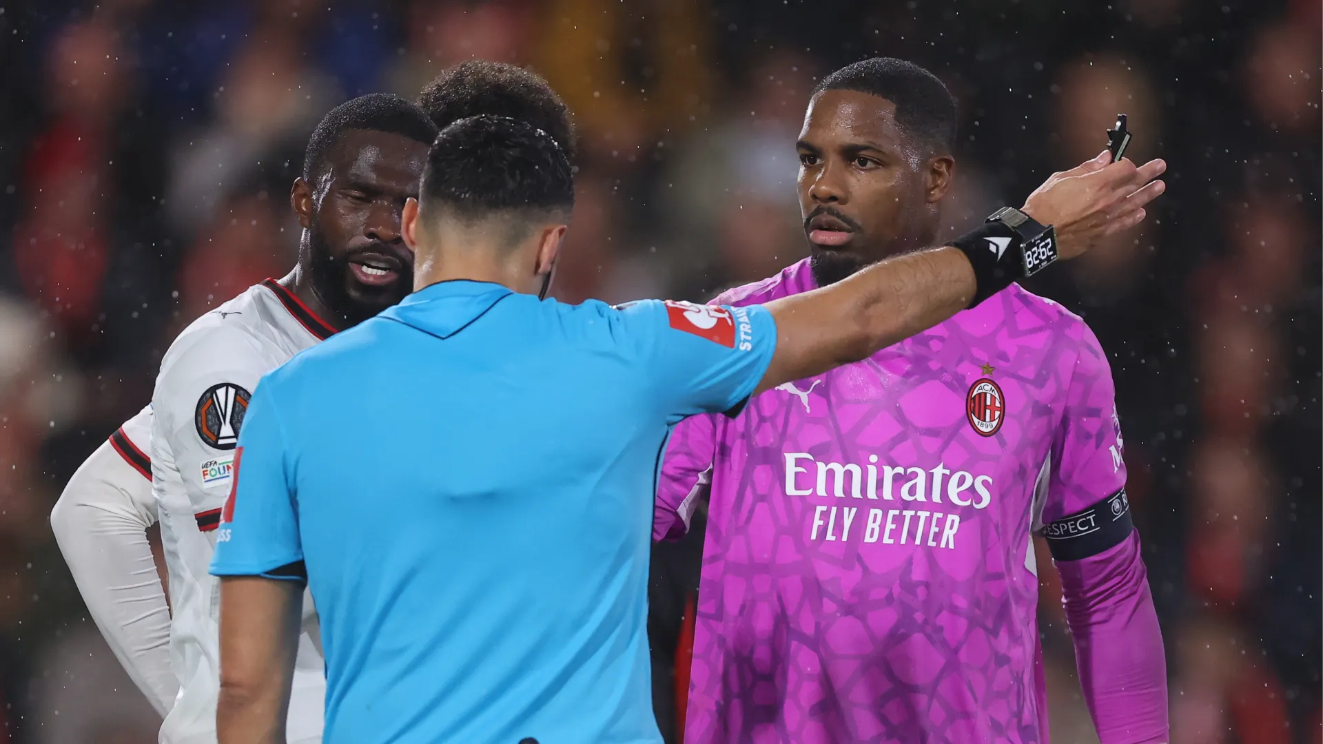 Maignan cosa fai? Il portiere del Milan perde la testa: espulsione e rigore