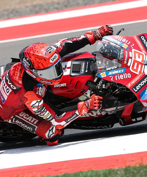 MotoGP Sprint Indonesia: disastro Aprilia, Marc Marquez sfrutta gli errori di Martin e Bezzecchi e torna leader