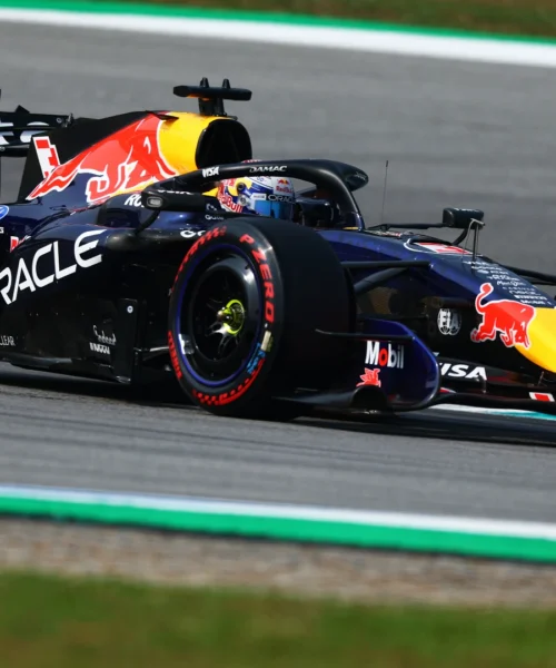 Verstappen brucia tutti, Hamilton sorprende, Antonelli e Leclerc approfittano di una penalità: la griglia di partenza del Gp Bahrain in Malesia