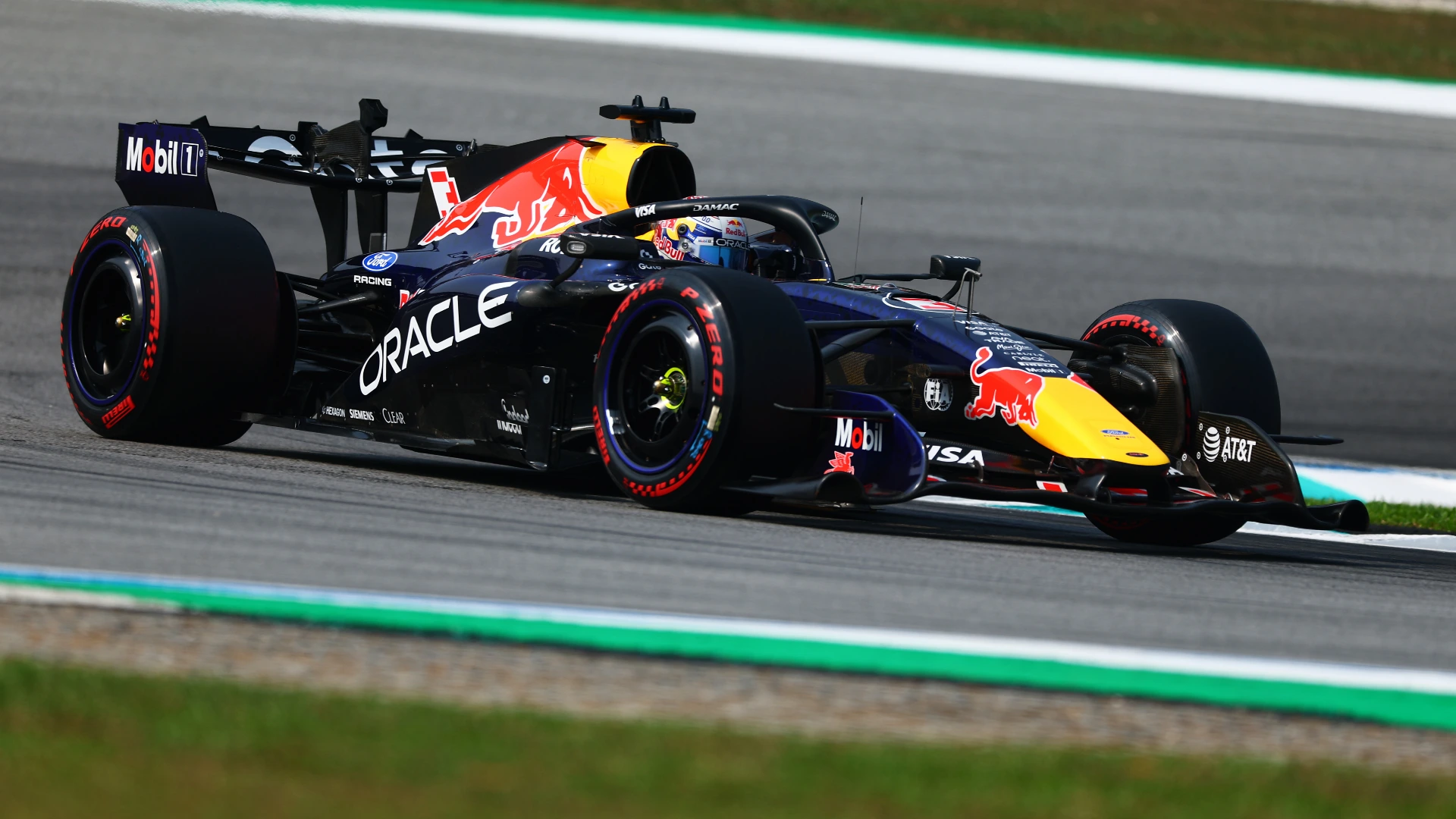 Verstappen brucia tutti, Hamilton sorprende, Antonelli e Leclerc approfittano di una penalità: la griglia di partenza del Gp Bahrain in Malesia