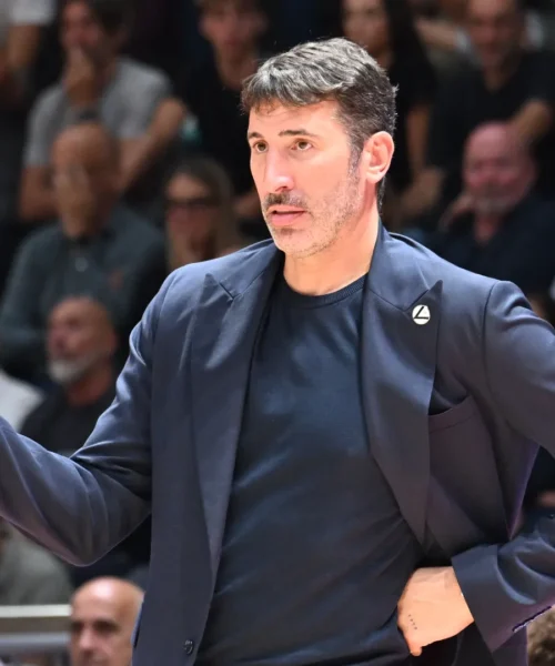 La Virtus vince al Forum, coach Mumbrù: “Gara difficile anche per gli arbitri”