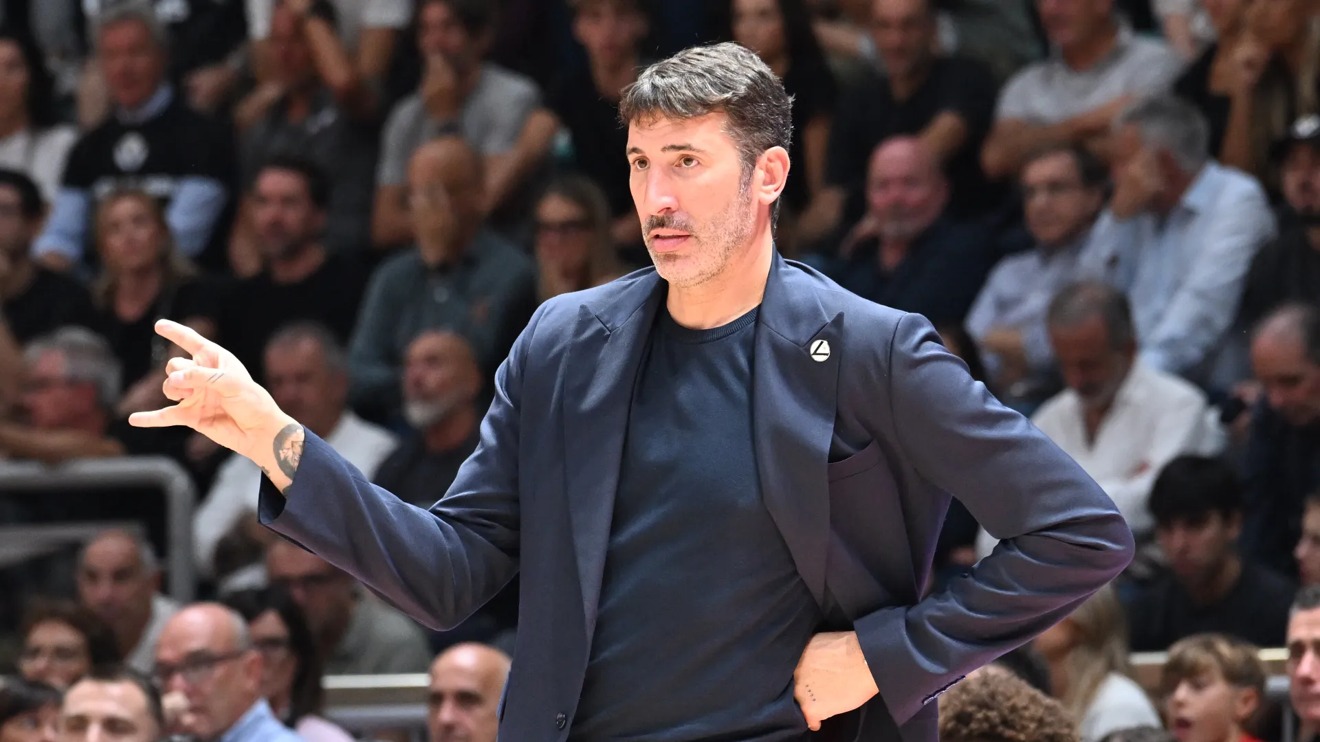 La Virtus vince al Forum, coach Mumbrù: “Gara difficile anche per gli arbitri”