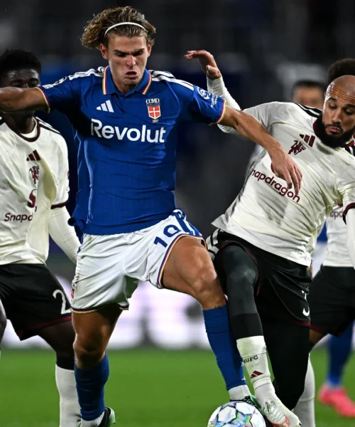 Nico Paz illumina, segnano anche Douvikas e Ramon: il Como annienta il Manchester United