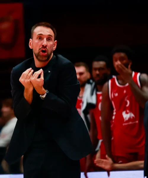 Olimpia, non basta il finale d’orgoglio: Dubai sbanca il Forum. Poeta: “Se perdi la concentrazione…”