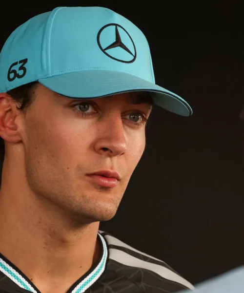 George Russell ‘cotto’ dal caldo: la Mercedes gli nega il gilet refrigerante