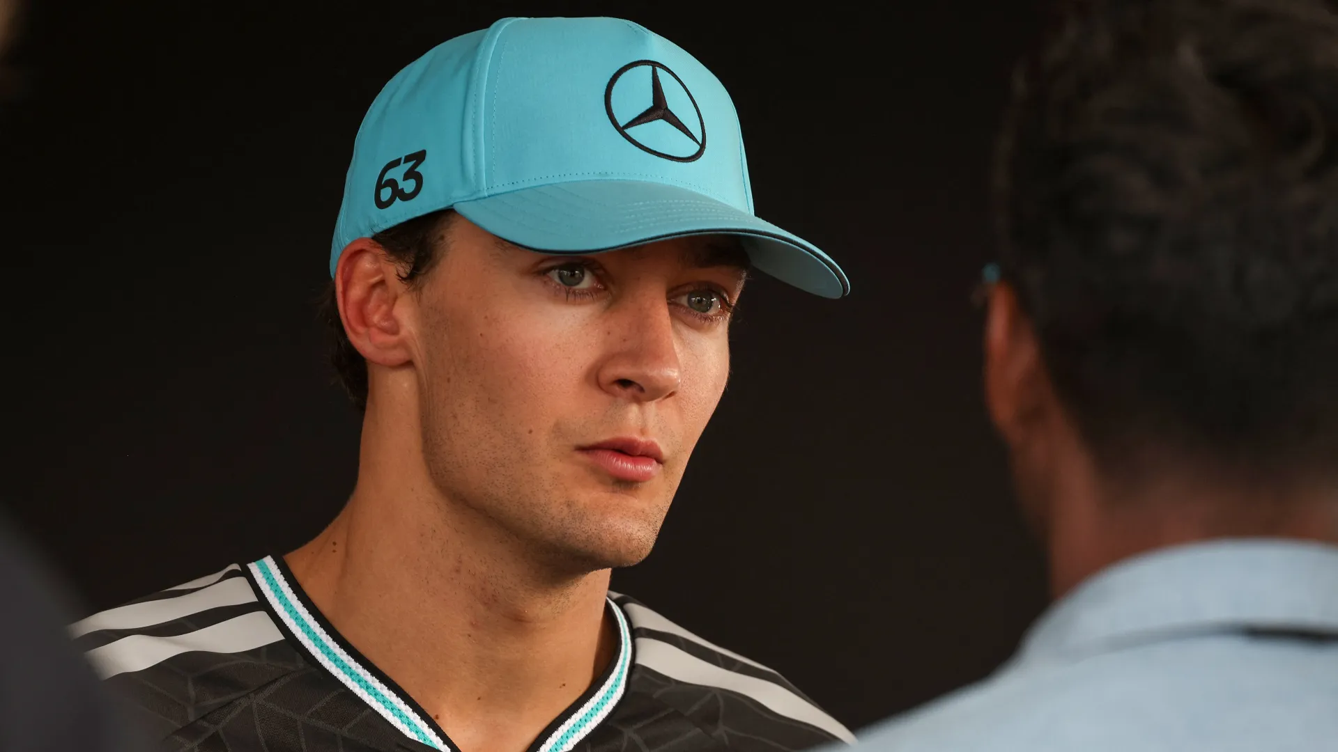 George Russell ‘cotto’ dal caldo: la Mercedes gli nega il gilet refrigerante