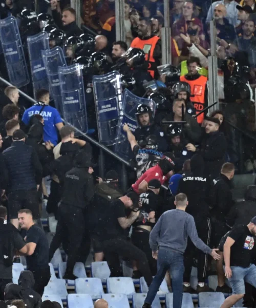 Roma-Slovan, guerriglia all’Olimpico: agente ferito
