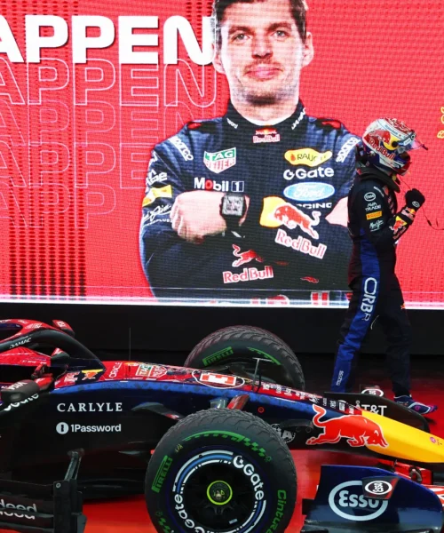 F1 Sprint Singapore: Verstappen più forte del caos, Ferrari sul podio. Kimi Antonelli ringrazia l’harakiri McLaren