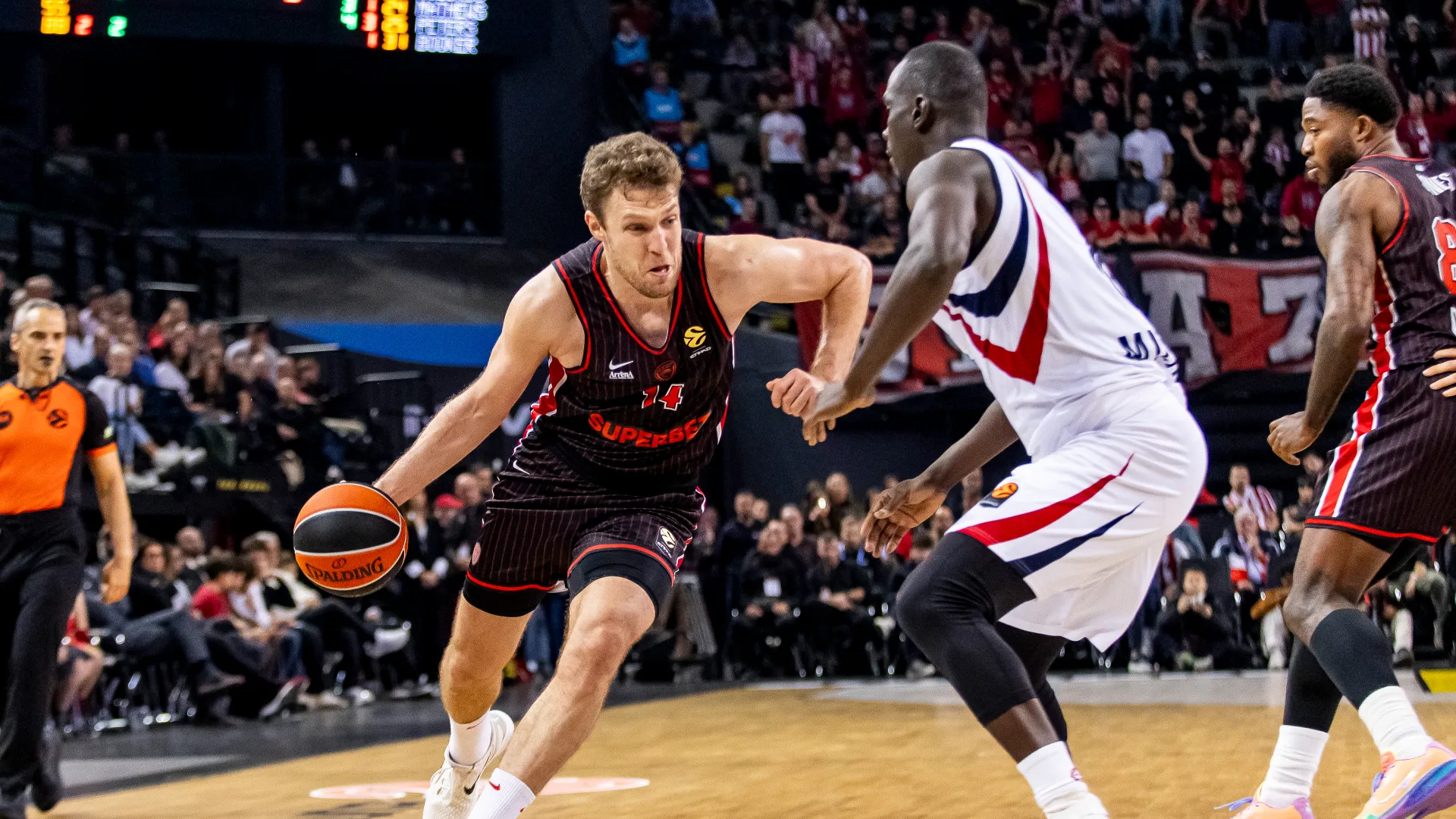 Olimpia Milano ko al Pireo, tifosi furiosi per l’arbitraggio