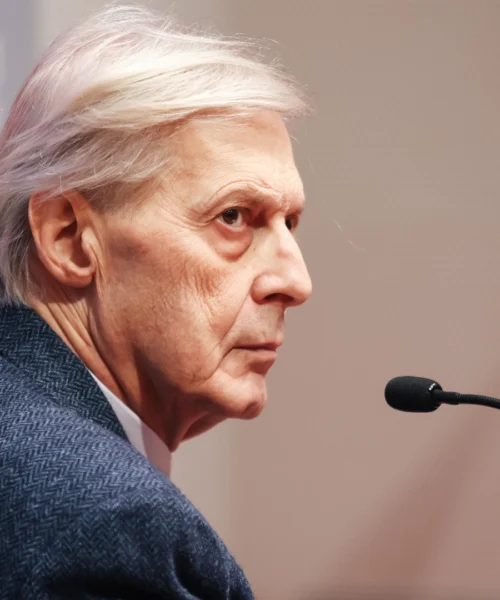 Vittorio Sgarbi in terapia intensiva, apprensione per il critico d’arte: “Condizioni critiche ma stabili”