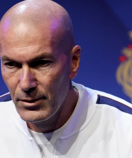 Zinedine Zidane stufo della solita domanda: la risposta piccata fa discutere