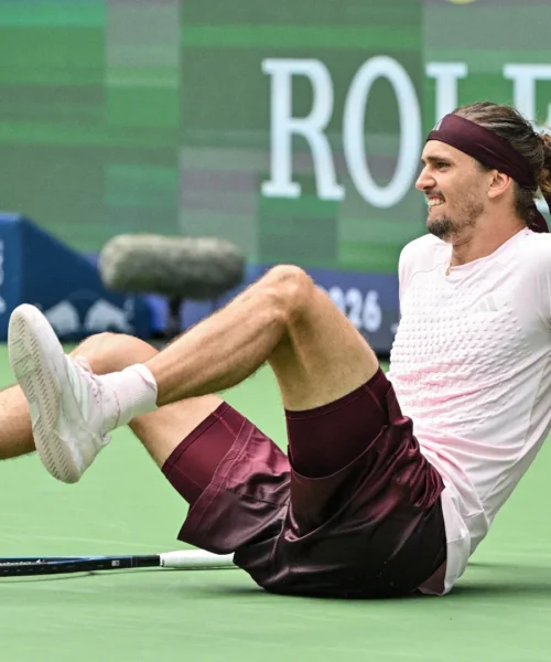 Djokovic subito eliminato, Zverev ok ma tanta paura per la caviglia