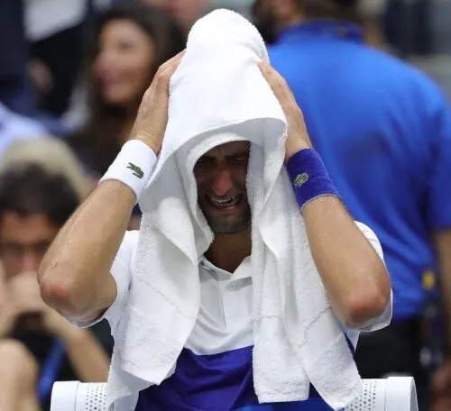 Novak Djokovic diventa un caso, il governo australiano lo blocca