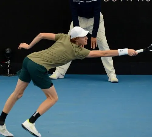 Jannik Sinner perde un set con Novak Djokovic